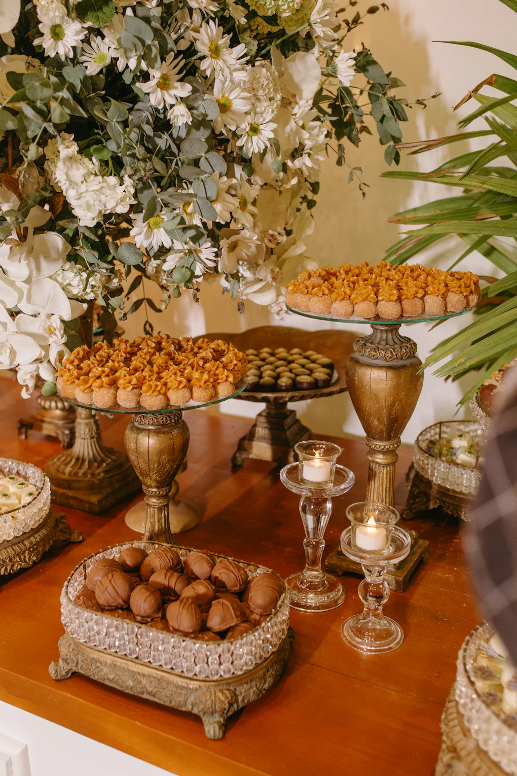 Table de réception dressée de pâtisseries orientales