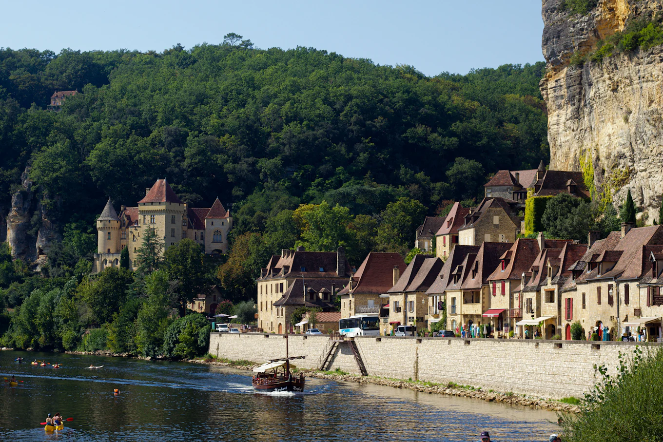 Village du Périgord au bord de la Dordogne